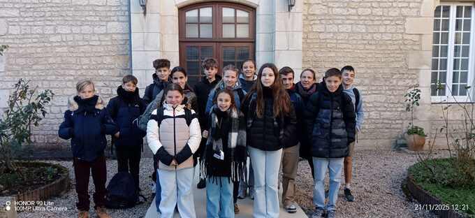 Une partie du groupe AVANCE AU LARGE devant le Carmel de Luçon.